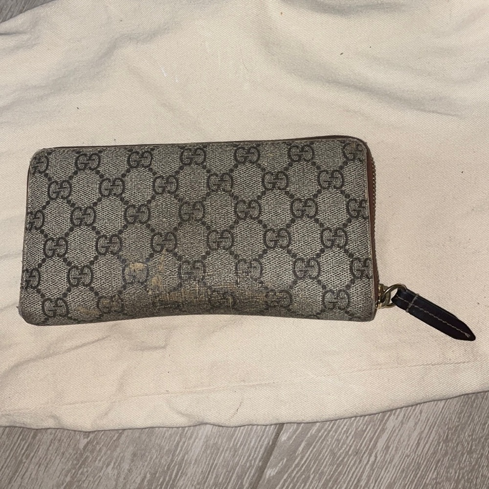 GUCCI *AUTHENTIC**
GG Supreme Zip-Around Wallet